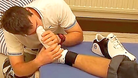 Mailf gets her pussy drilled by foot girls
